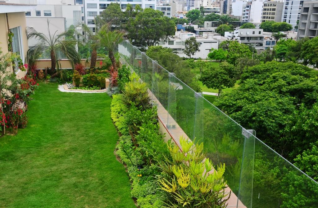 Tener un techo verde ofrece beneficios de impermeabilización y reducción de calor. Además de brindar un espacio de comodidad a las personas.